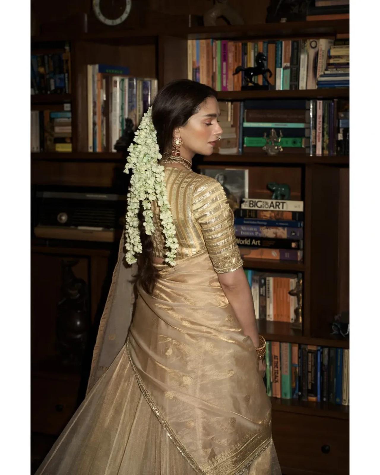 She completed her look with a hair full of jasmine flowers