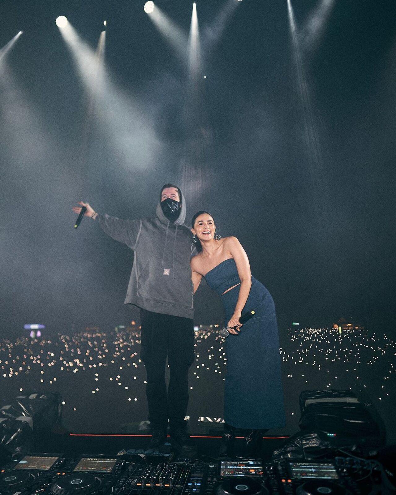 For this appearance she wore a strapless blue outfit. 