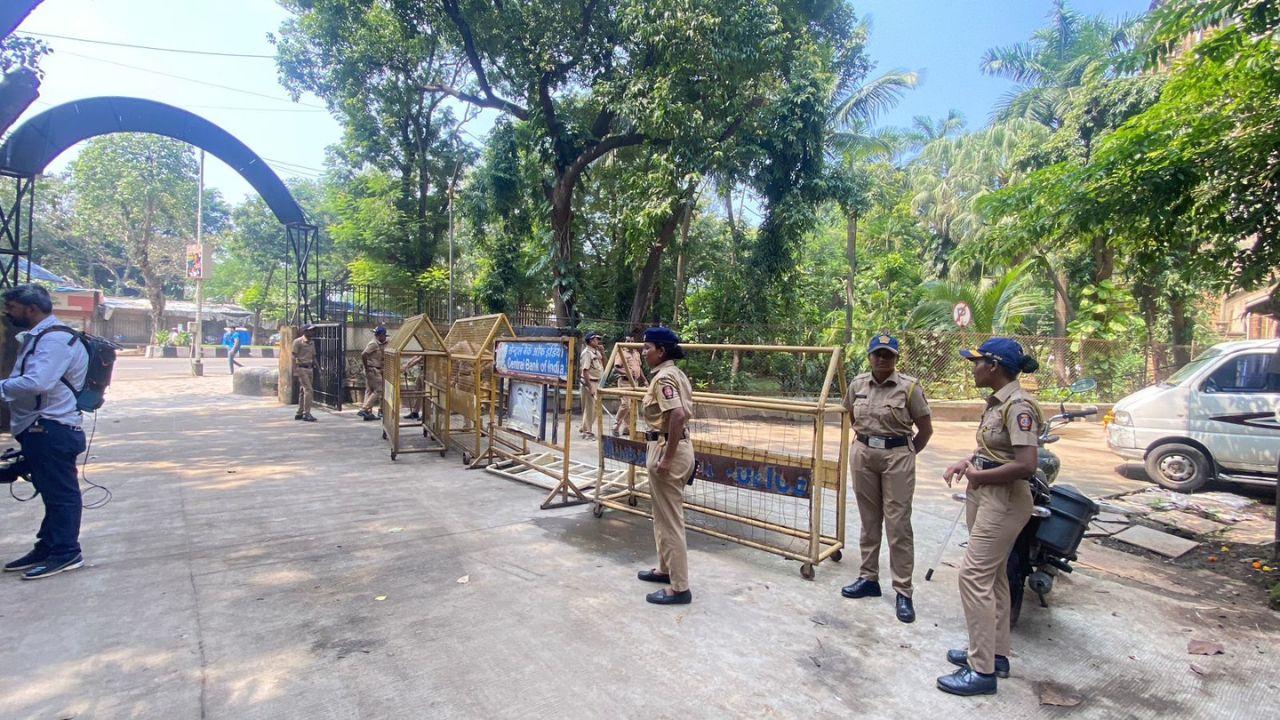 The assailants took advantage of the noise from firecrackers during a Durga Visarjan procession, firing at Siddique with a 9.9 mm pistol, which has since been recovered by the police.