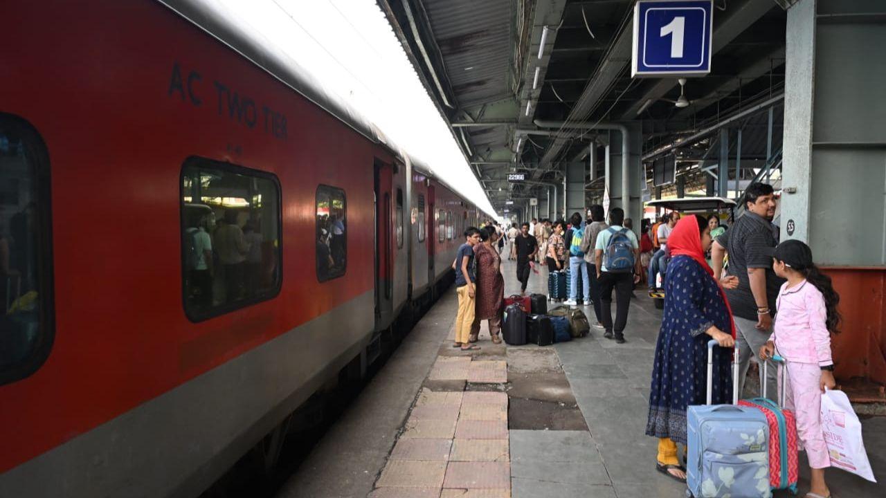 9 injured in stampede at Bandra Terminus as passengers rush to board train