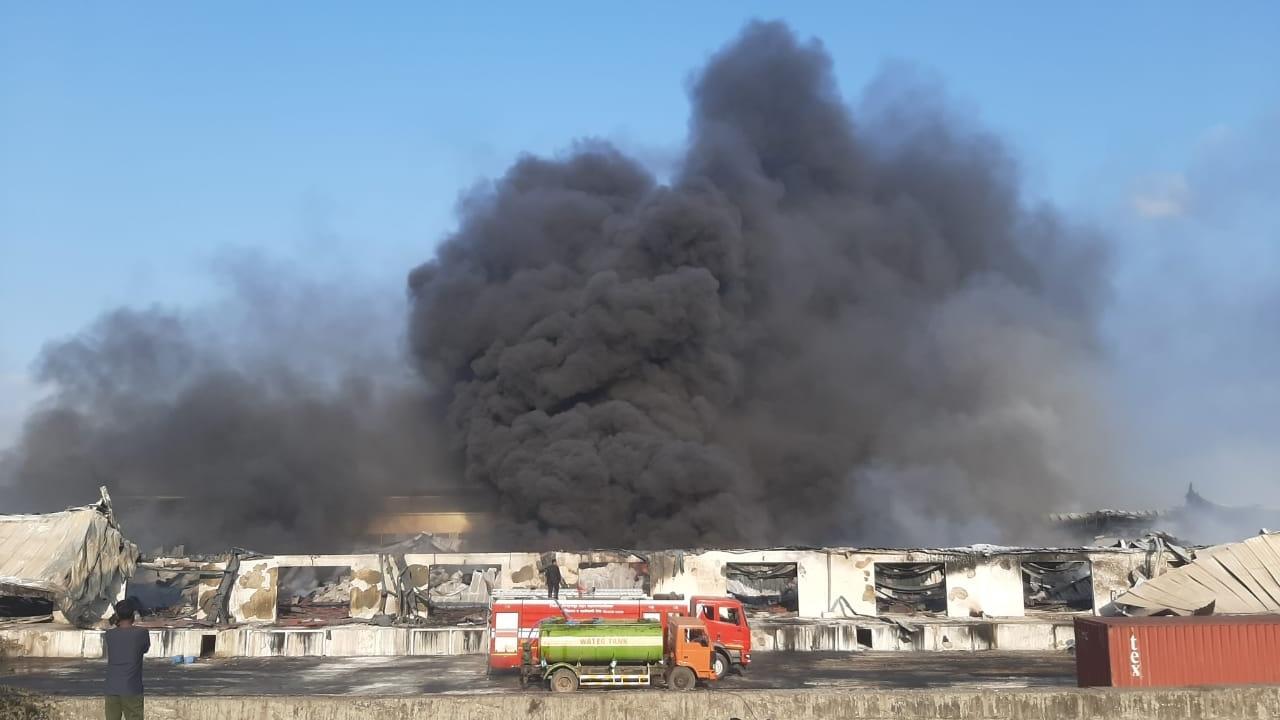 The blaze was reported in the wee hours of Saturday, the officials said. Pics/Satej Shinde