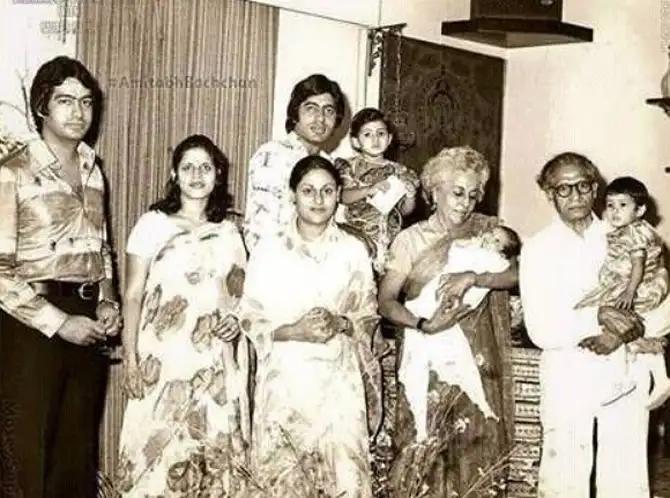 A rare picture of the Bachchan family, including late Teji Bachchan and late Harivanshrai Bachchan.