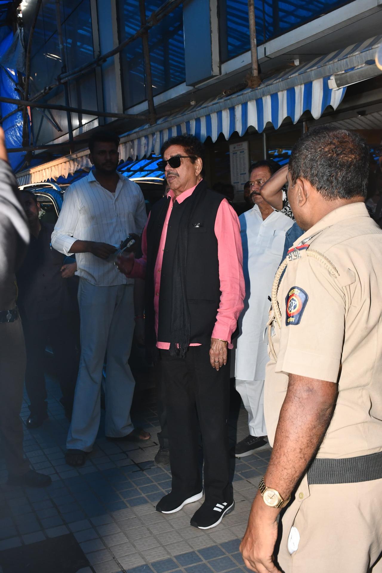Veteran actor Shatrughan Sinha paid a visit to Govinda, who accidentally shot himself in the leg. 