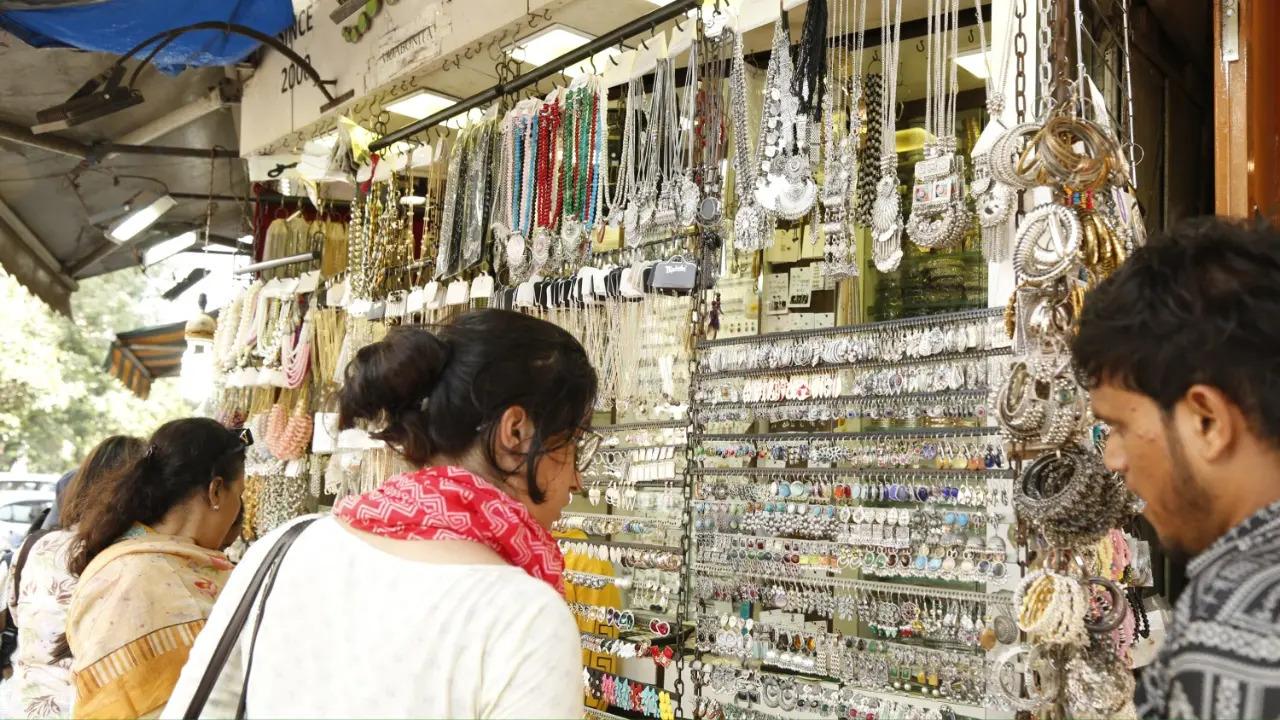 Colaba Causeway
Located near Gateway of India, this market is famous for fashion accessories. You’ll get décor items, clothes and festive accessories including jewellery, bags, etc., at a reasonable price here. (Mid-day File Pic/Manjit)