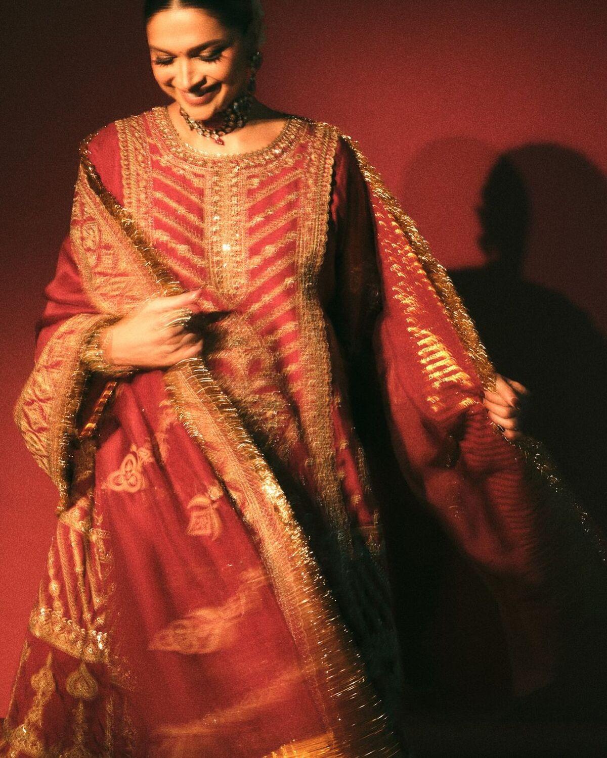 To add the cherry on the top, she adorned her hair with a gajra. Deepika encapsulates the spirit of Durga with a dainty red bindi, a bold eye makeup and a nude lip colour.