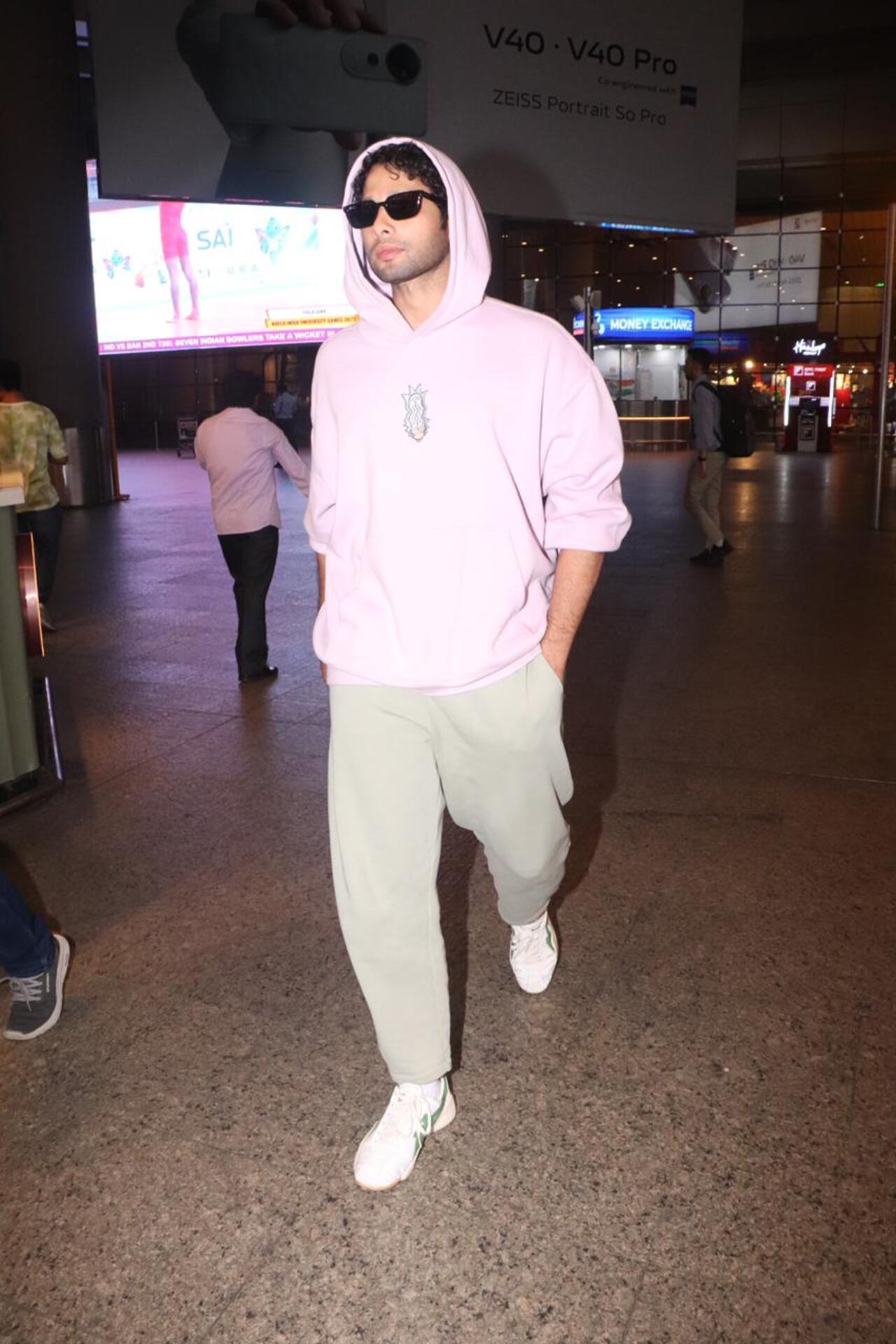 'Yudhra' actor Siddhant Chaturvedi was spotted at the Mumbai airport. 