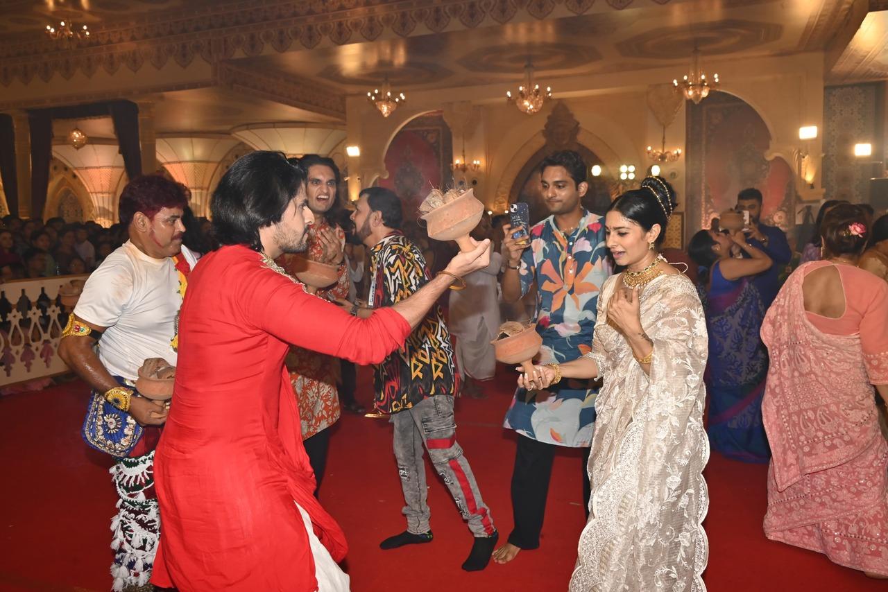 Kajol's sister Tanishaa Mukerji took part in the Dhunuchi Naach as a part of the Durga Puja festivities.