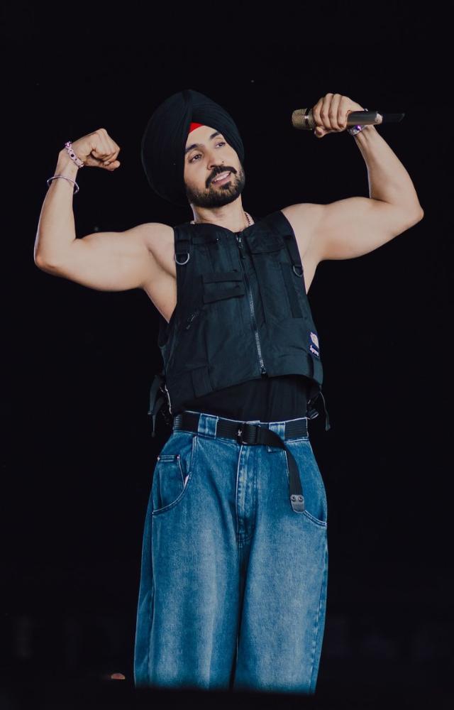 Dressed in an all-black ensemble, Diljit took the stage with electrifying energy.