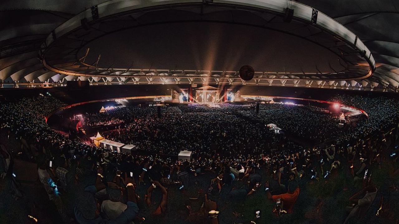Dosanjh gave a glimpse of the massive crowd inside the stadium.