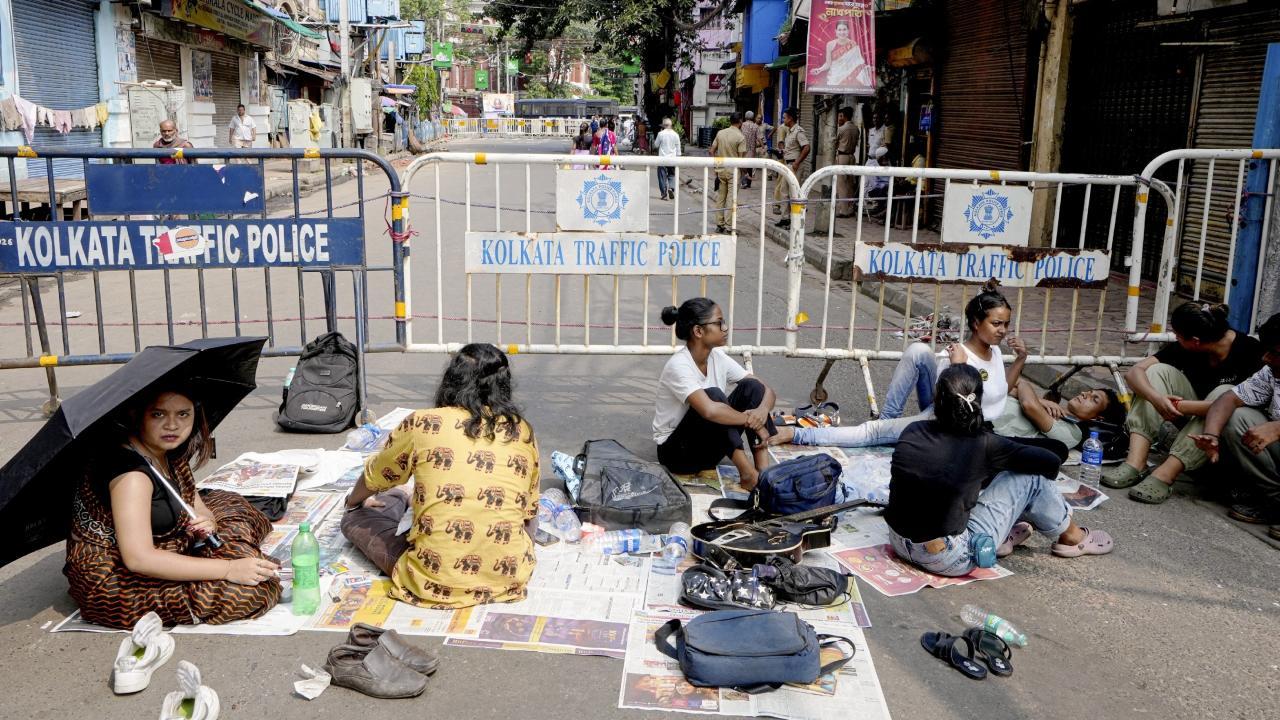 Mass resignation at SSKM Hospital in support of doctors on fast