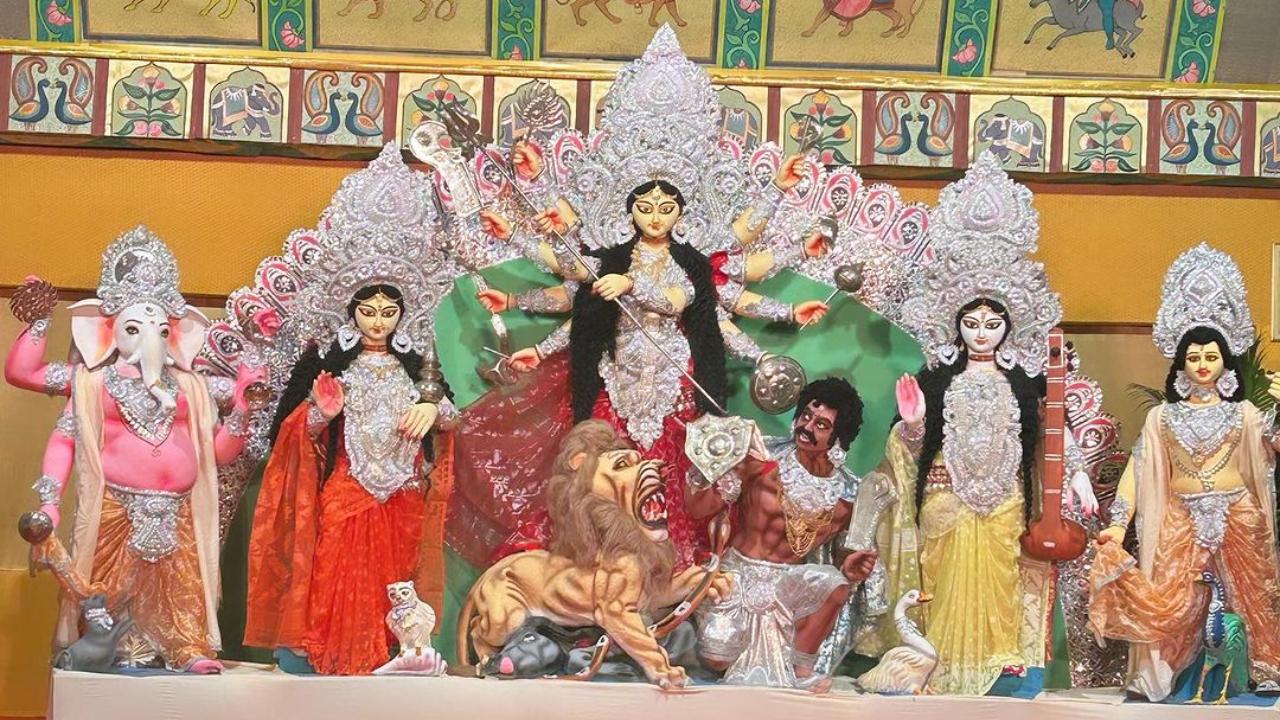 Bombay Durga Bari Samiti, Cumballa Hill
This is one of the oldest Durga Puja pandals in the city, marking its 95th year in 2024. It attracts many visitors and is dedicated to keeping cultural heritage alive. This year, the pandal will celebrate the spirit of India’s diversity. (Pic: Instagram/@bombaydurgabarisamiti)