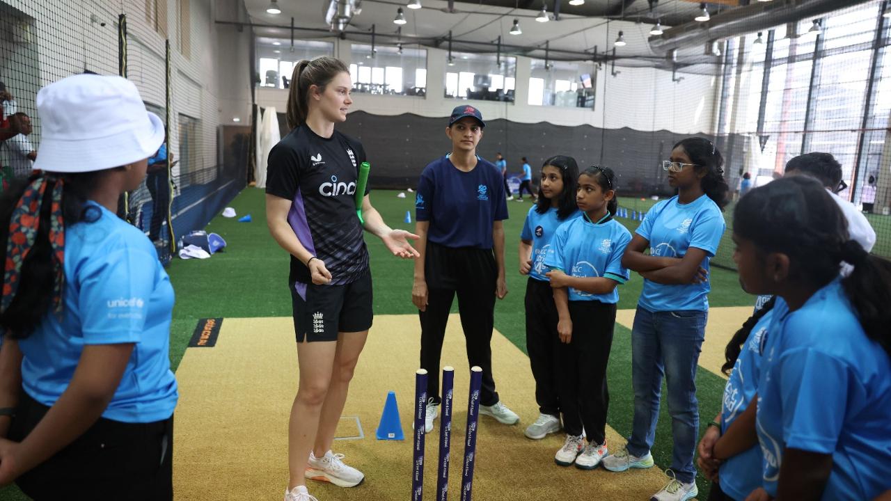 The England Women’s team featured stars like Lauren Bell, Amy Jones, Maia Bouchier, and Linsey Smith. This clinic further reinforced the goals of the Cricket4Good initiative, with the England players guiding participants through fast bowling tips, wicket-keeping drills, and fielding techniques