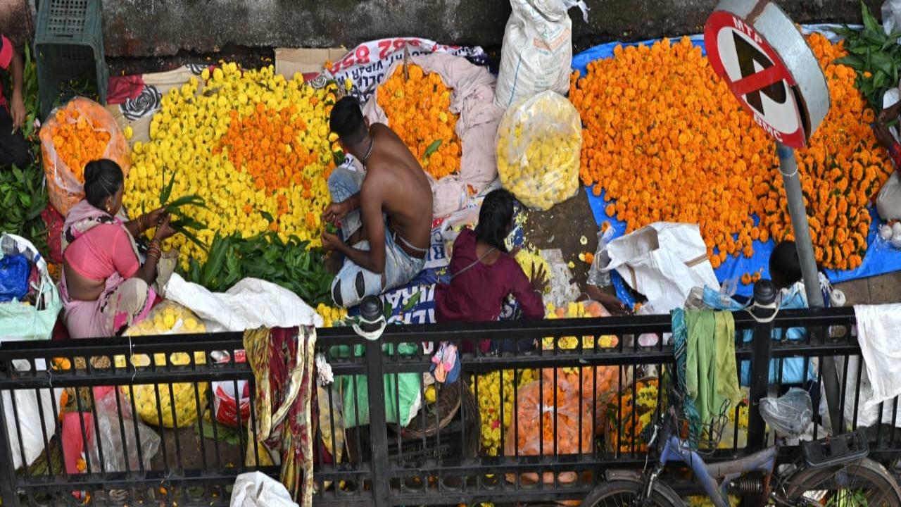 The flower markets across Mumbai witness heavy crowding on festive days