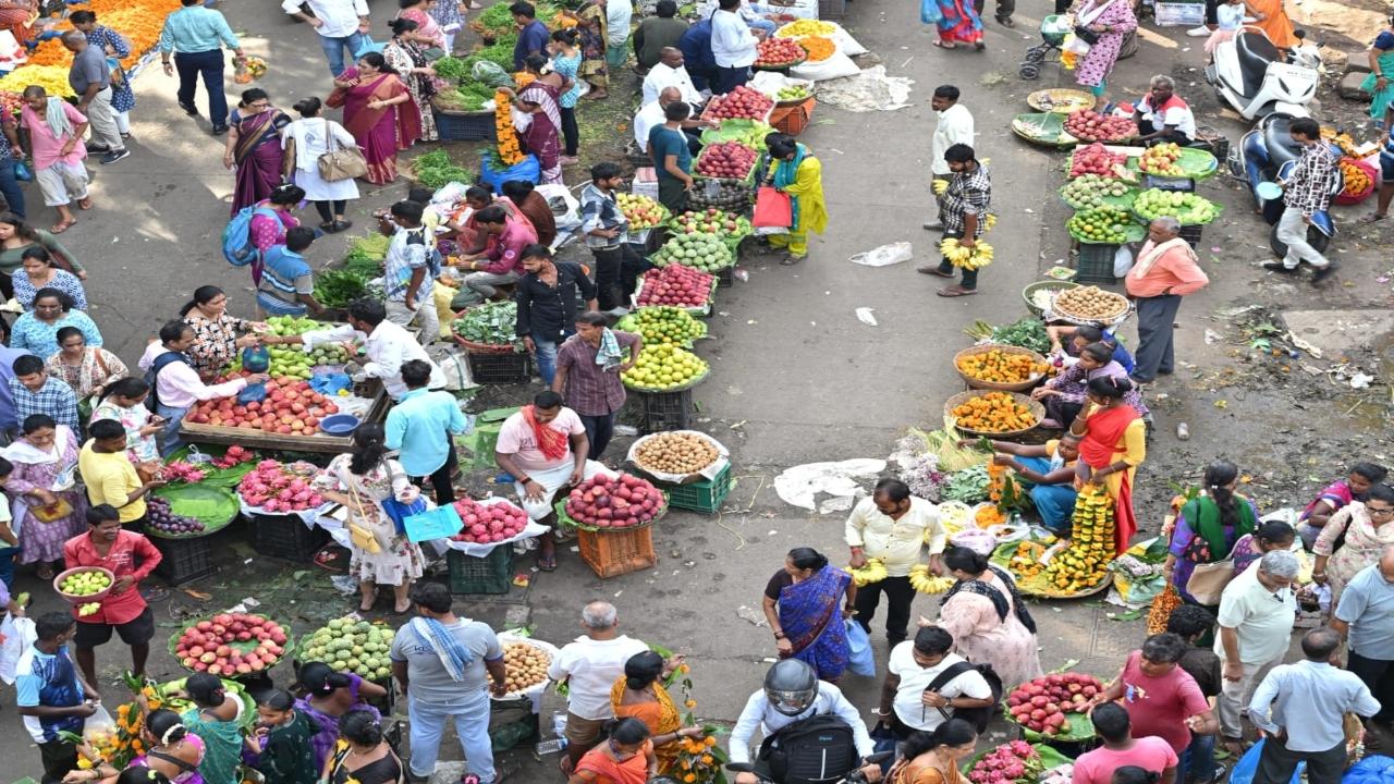 In Maharashtra, people also exchange the apta leaves commonly called 'sona' to wish each other prosperity 