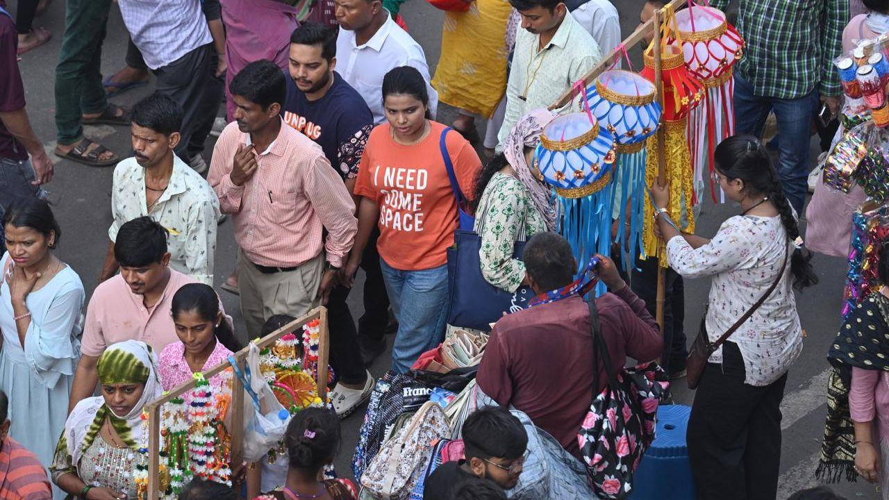 Festive lighting products, such as fairy lights, LED lanterns, and paper lamps, are in high demand as buyers seek to beautify their homes for Diwali