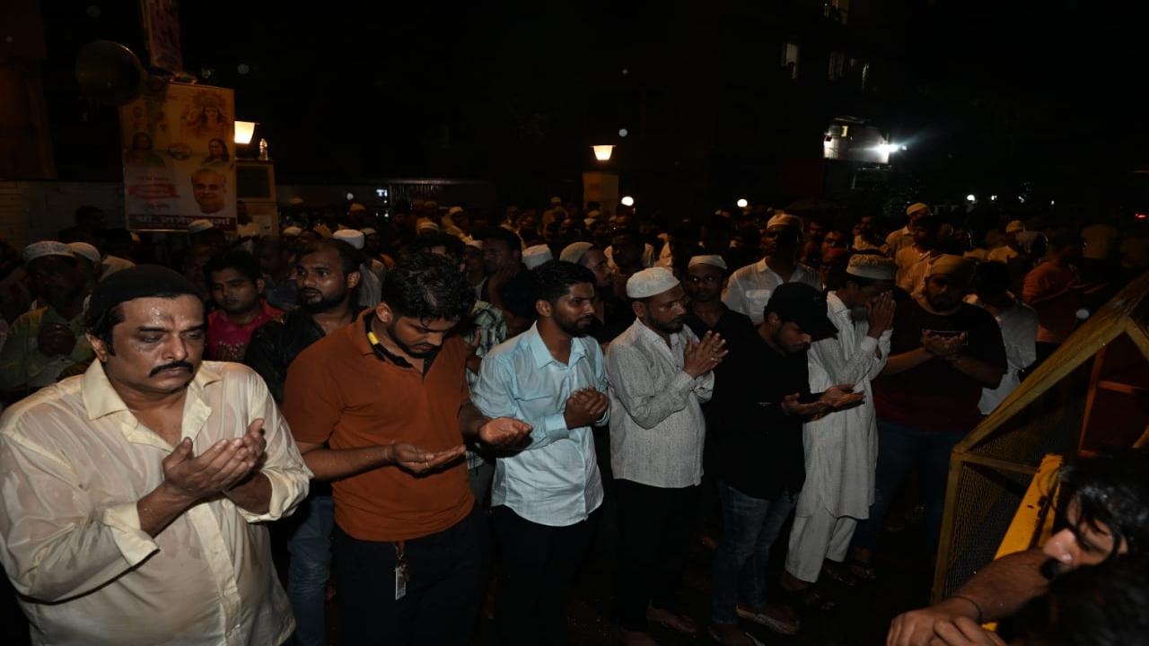 Locals offer prayers in Bandra for the late minister
