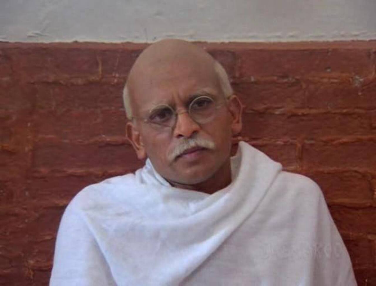 Sardar (1993): Annu Kapoor portrayed Gandhi in this biopic of Sardar Vallabhbhai Patel.