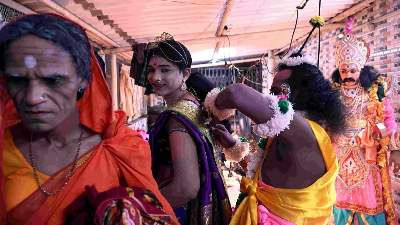 Gurav dons the female character of 'Swati'