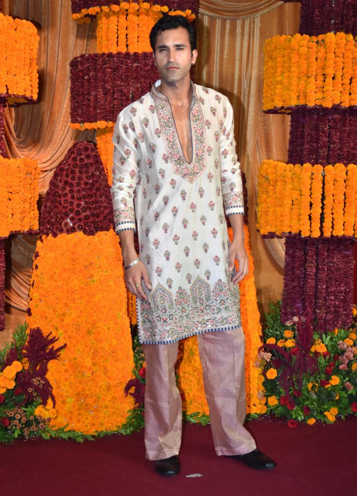 Gurfateh Pirzada opted for an ivory kurta with resham embroidery by Abu Jani - Sandeep Khosla. He paired it with pastel pink pants. 