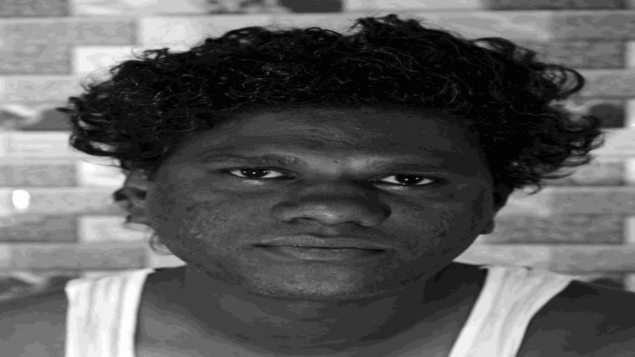 Artiste Guru Dhuri is another office boy working in Mumbai, who participates in the Dashavtar theatre, which refers to the 10 incarnations of Lord Vishnu 