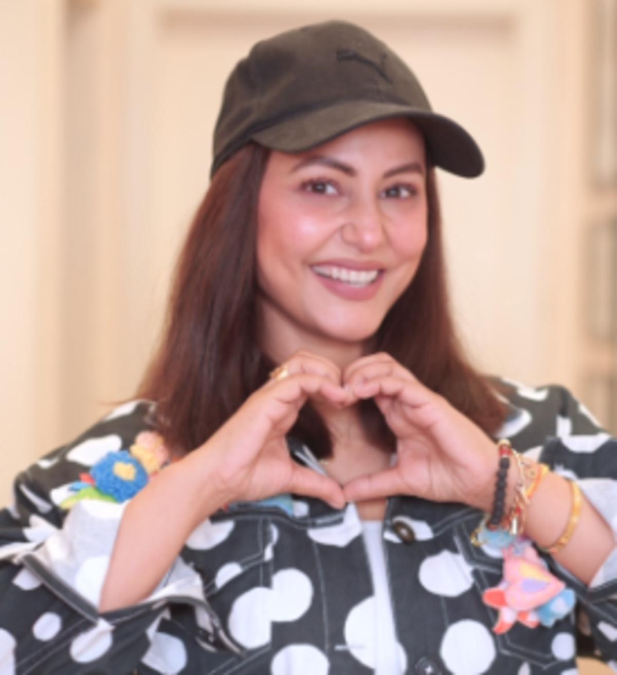 Hina had posted that she has made a wig for hersself with her own hair that she had chopped off sometime after her diagnosis. She is seen donning that.