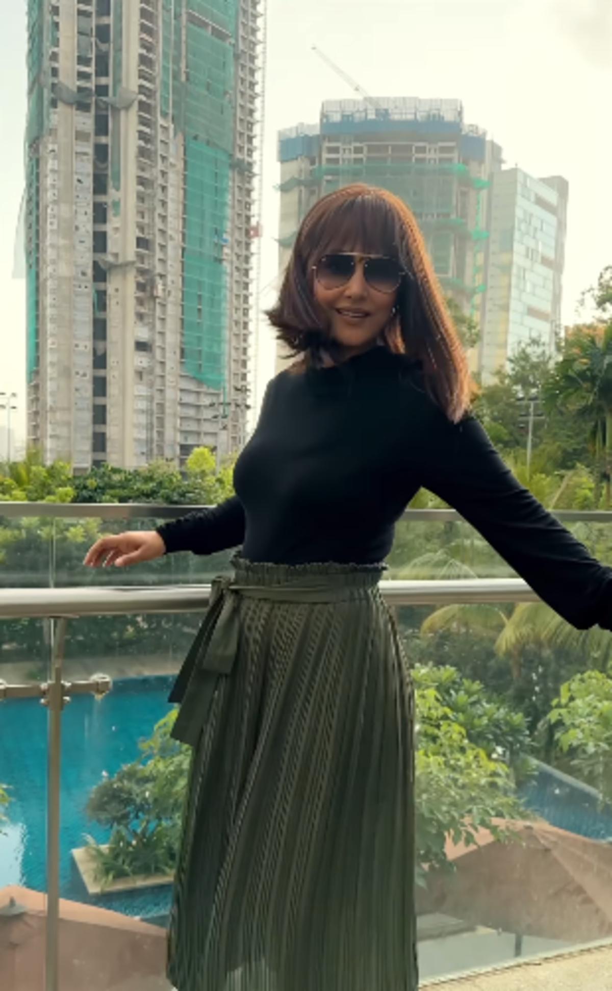 Hina had shared this look on Sonu Thukral's new song 'Saiyan Ki Bandook' urging her fans to listen the song and make reels on it.  