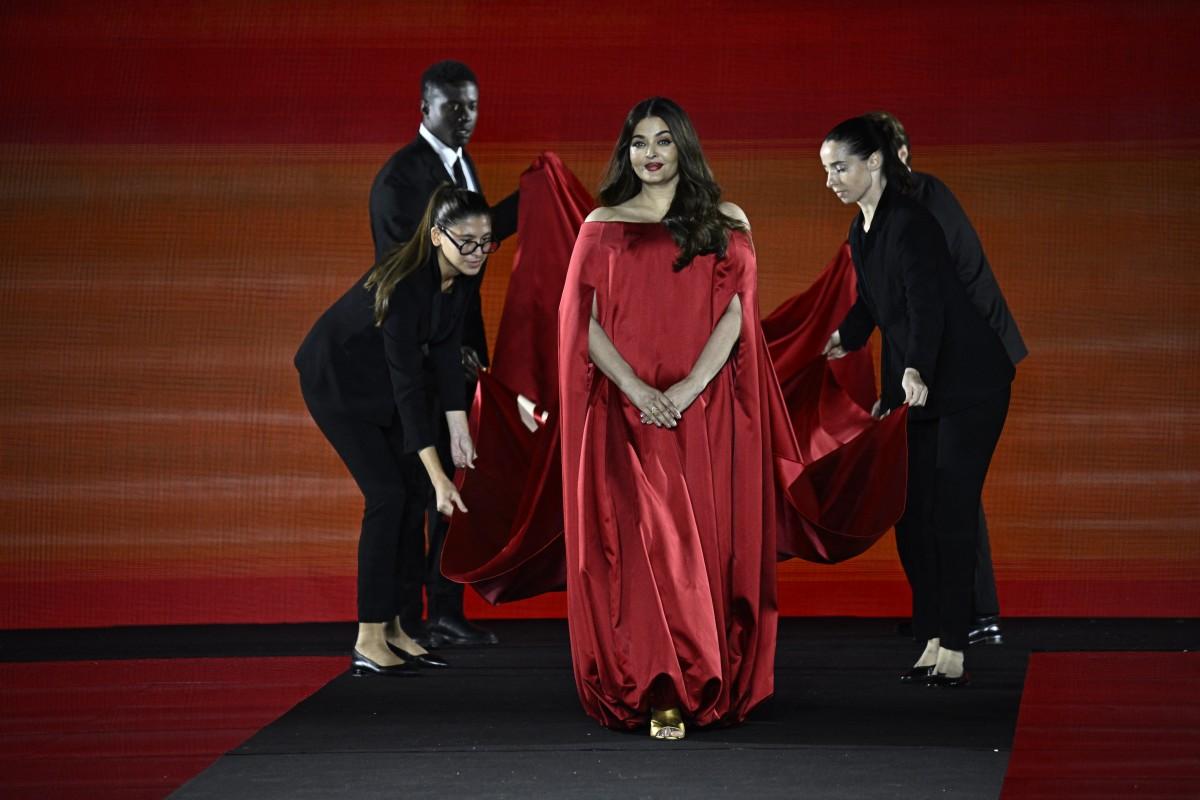 She walked the runway with utmost confidence and grace, representing L'Oreal Paris. Her walk became more special when she greeted the French audience with 'namaste' (a gesture, deeply ingrained in the rich tapestry of Indian culture).