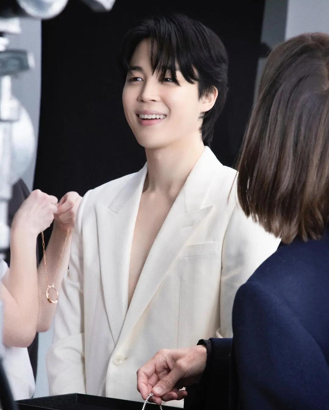 
Jimin knows how to make even the simplest outfits look fancy, and that's what made this look so special.
