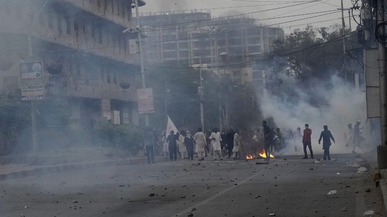 The Sindh Rawadari March, a protest led by human rights groups, trade unions, and feminist movements, took place outside the Karachi Press Club (KPC).