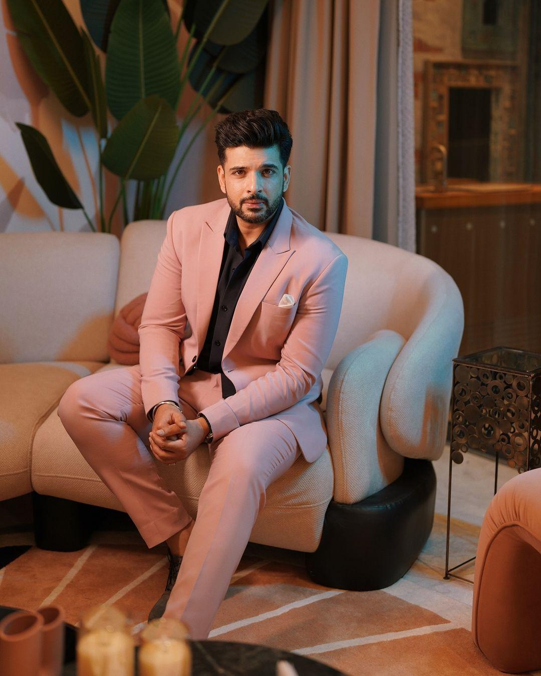 The black undershirt underneath added a bold contrast, enhancing the suit's soft hue.