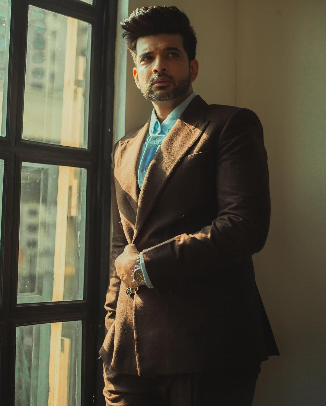 The combination of earthy tones and soft blue created a standout look, making him shine with understated sophistication.