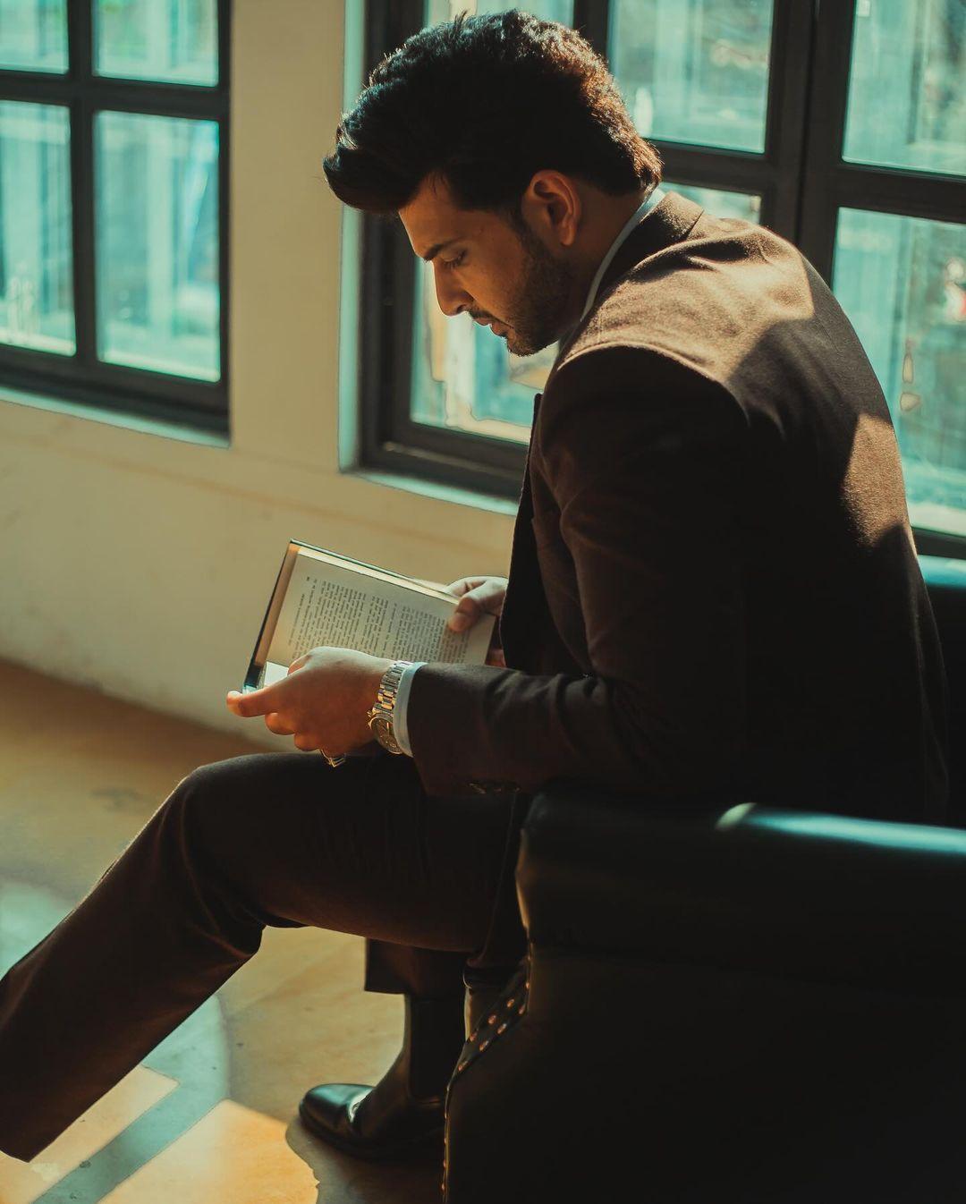 His choice of polished loafers added a refined touch to the ensemble, balancing elegance with modern flair.