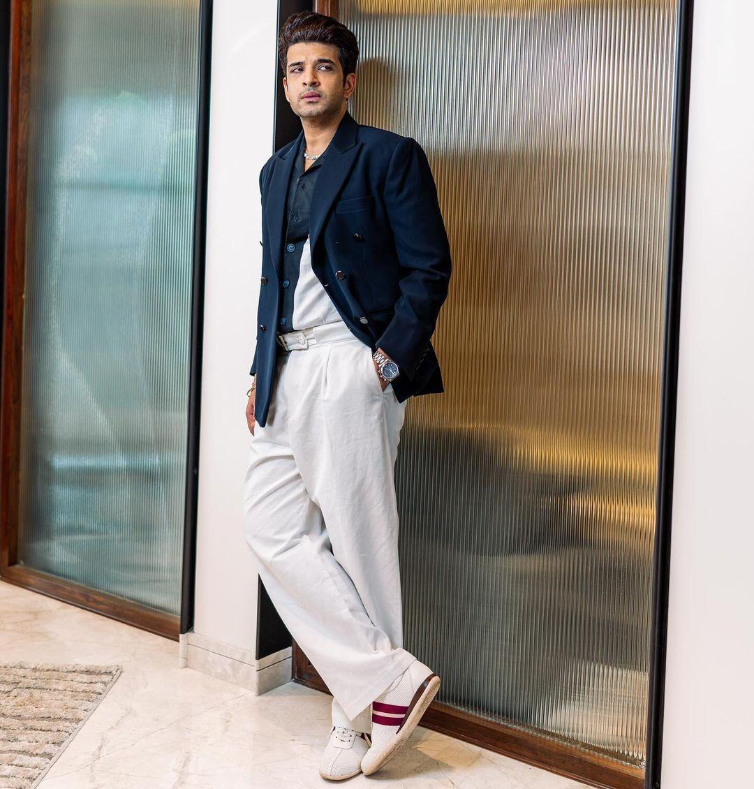 The navy blue jacket perfectly tied the ensemble together, providing a sophisticated finish.