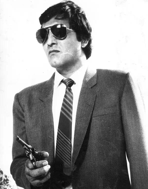 During his schooling days, Vinod Khanna watched films like Solva Saal (1958) and Mughal-e-Azam (1960), and developed a liking for Hindi cinema.