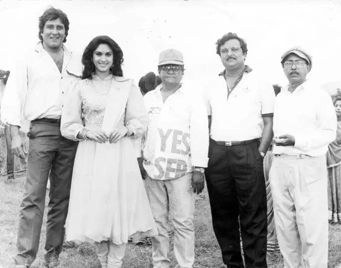 Vinod Khanna, however, first made a mark as Shyam in Gulzar's 1971 film Mere Apne, where he stood out as a disillusioned young man. He got his first break as a hero in Hum Tum Aur Woh (1971). A great many films followed - including hits such as Elaan and Mera Gaon Mera Desh. Vinod Khanna was at his peak from the mid-70s to early 80s.