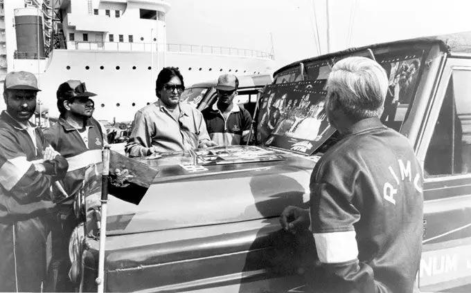 But Vinod Khanna shocked his fans when, at the height of his career, he left Bollywood to follow his spiritual guru, Osho Rajneesh, to Oregon in the United States in 1982.