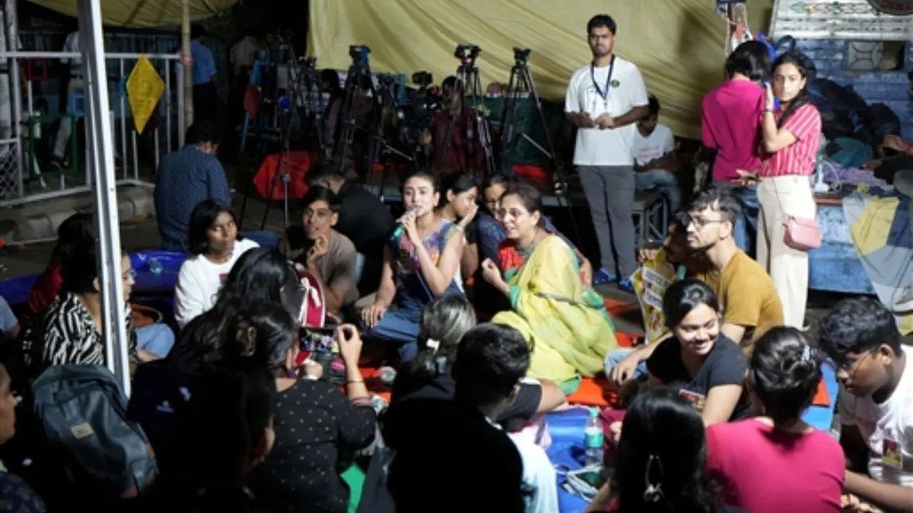 West Bengal: Junior medics continue total cease work