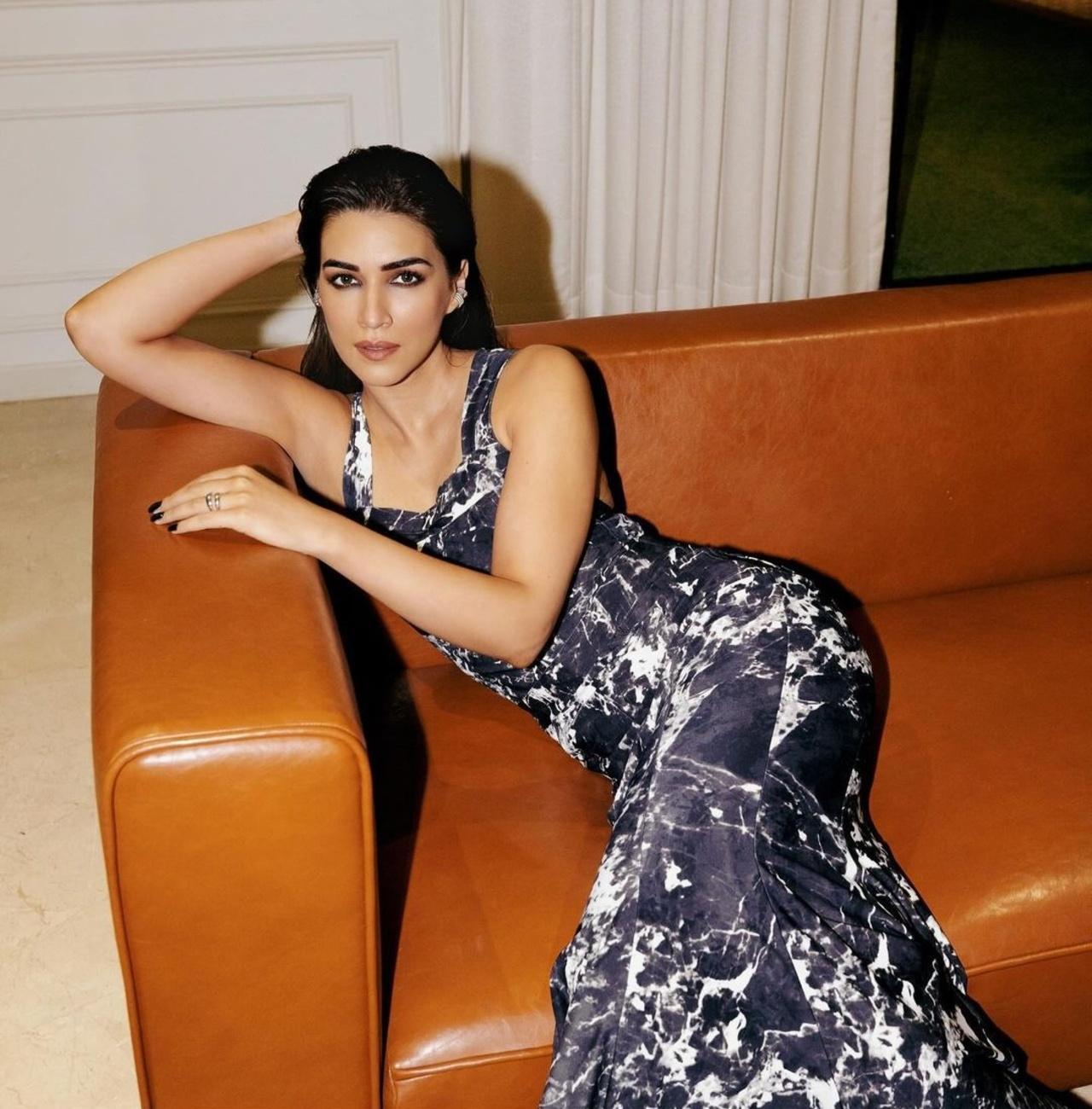 Kriti was also felicitated with an award for which she wore a graphic racer back dress by Norma Kamali.