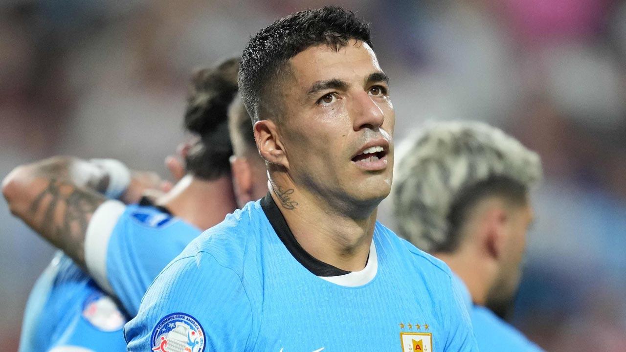 Suarez criticises Uruguay coach Bielsa for mistreating team