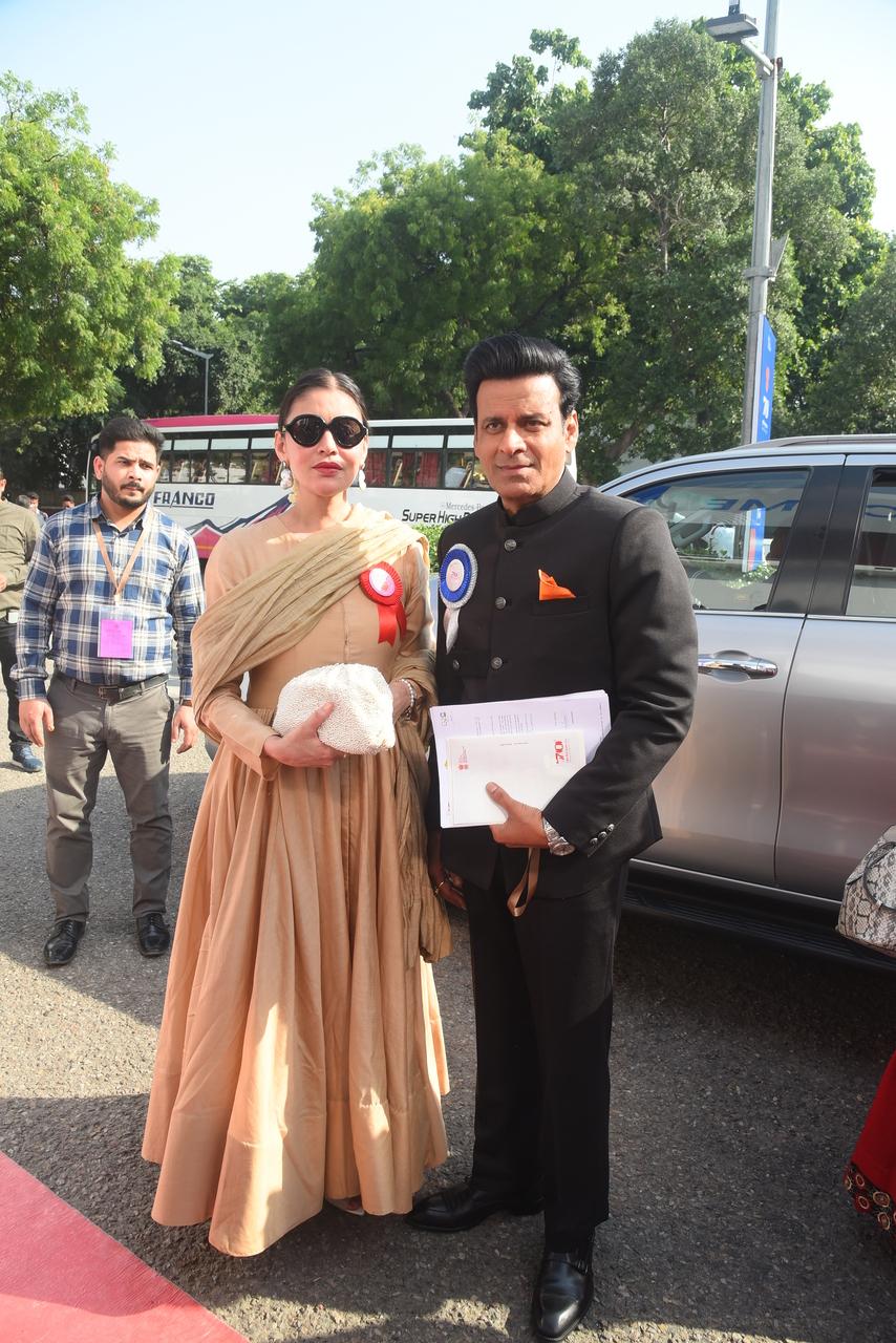 He was accompanied by his wife and former actress Shabana Raza for the award ceremony.