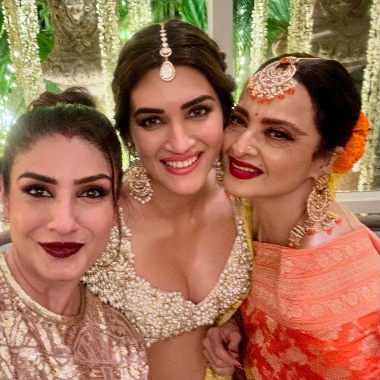 Heroines of three different generations strike a pose together- Raveena, Kriti Sanon and Rekha