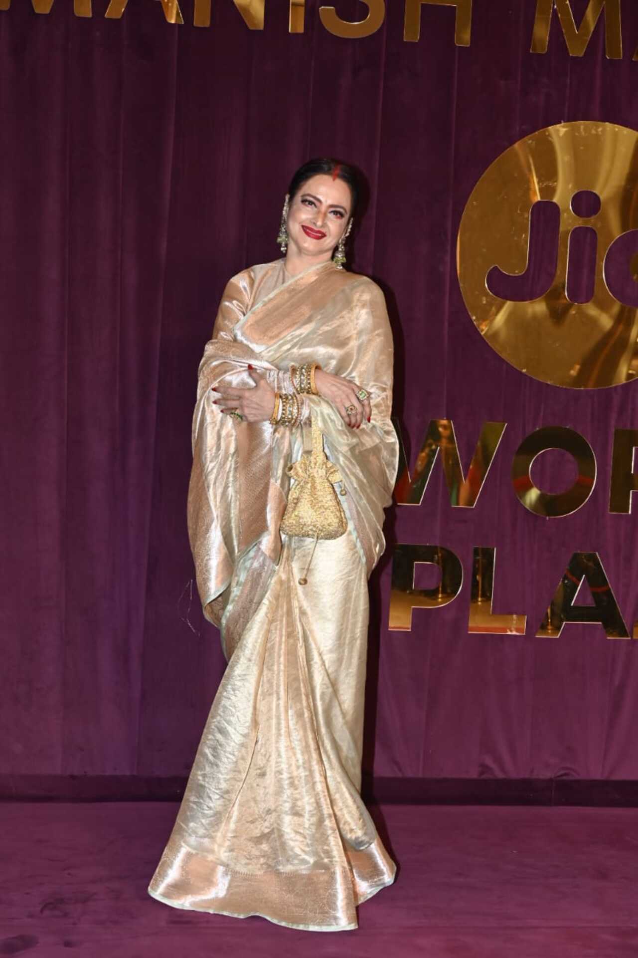 Bollywood icon Rekha, who shares a close rapport with Manish weaved magic with her aura at the event. 