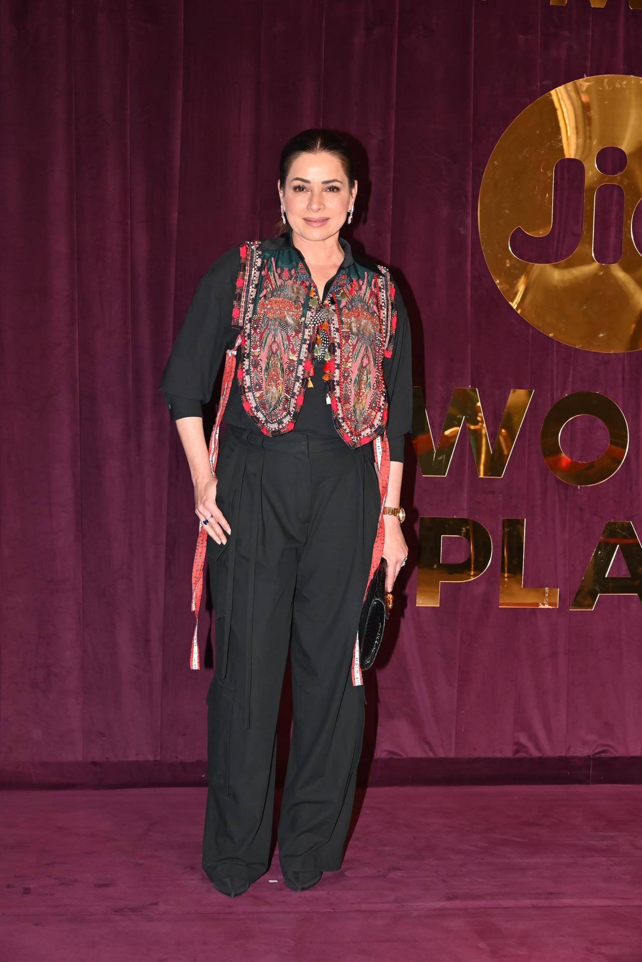 Maheep’s co-star and 90s icon Neelam Kothari was also in attendance. 