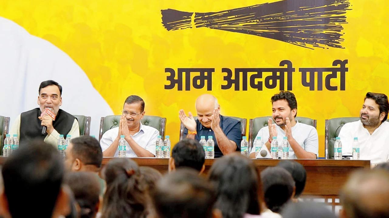 Former Delhi CM and AAP national convener Arvind Kejriwal with party leaders Manish Sisodia, Gopal Rai and others during a meeting with AAP municipal councillors. Pic/PTI 