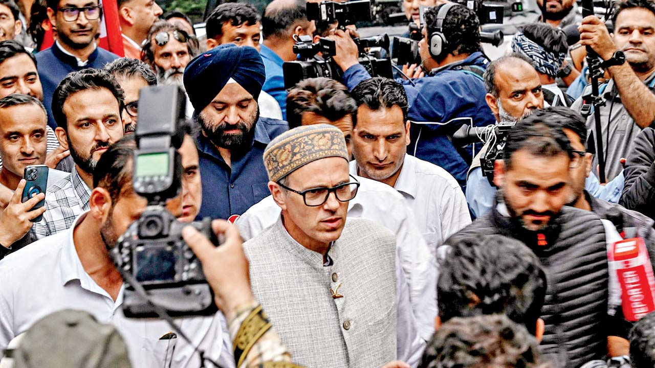 Omar Abdullah addresses media outside his residence. Pic/PTI 