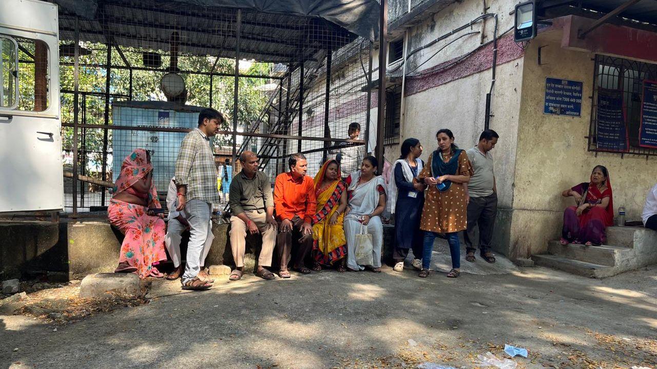 The deceased were identified as Peris Gupta (7), Manju Prem Gupta (30), Anita Gupta (39), Prem Gupta (30), Narendra Gupta (10), Vidhi Chediram Gupta (15), and Gitadevi Dharamdev Gupta (60).