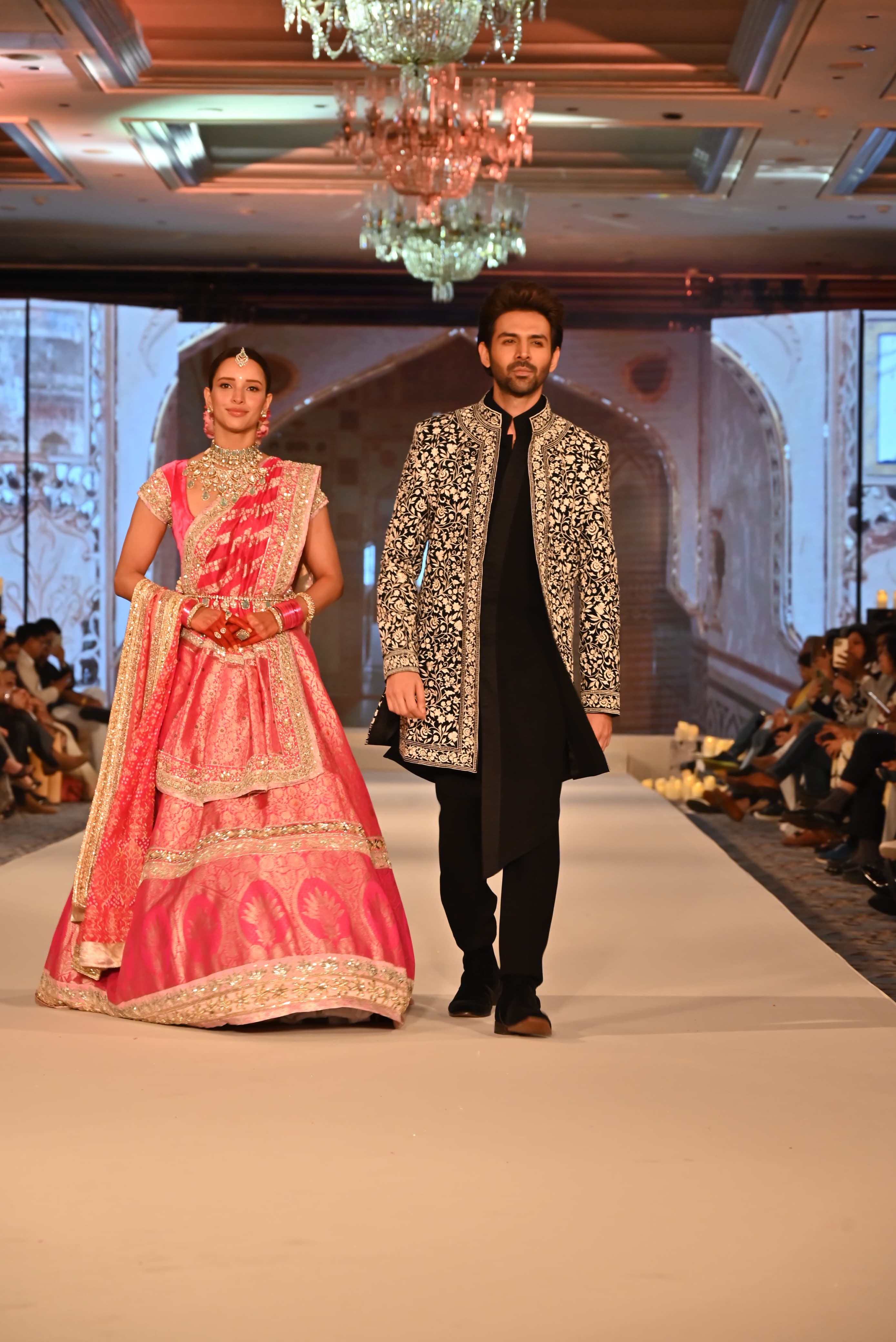 'Bhool Bhulaiyaa 3' stars Kartik Aaryan and Triptii Dimri captivated everyone with their stunning appearances. 