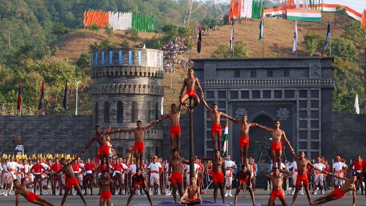 Highlights included the NSG’s Hell March, daredevil stunts by BSF and CRPF bikers, a martial arts show by the BSF, and an Indian Air Force flypast by ‘Surya Kiran’.