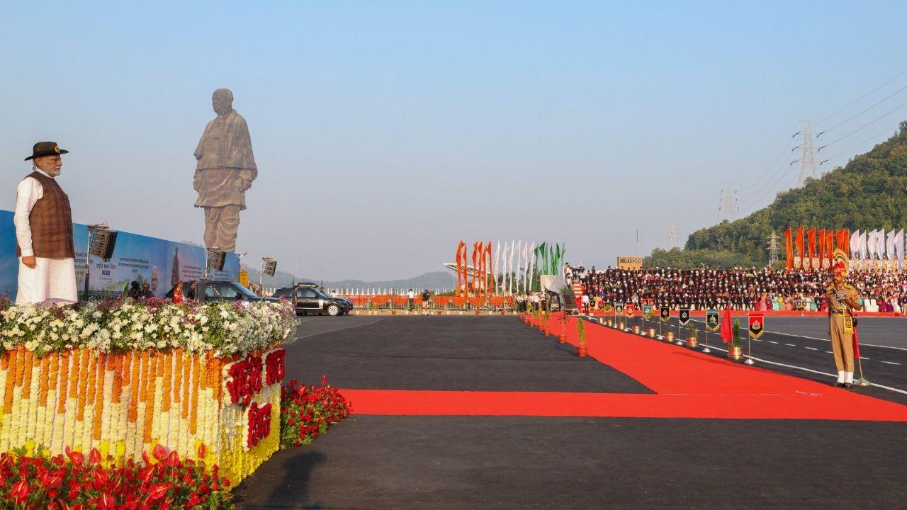 The parade featured 16 contingents from nine states and one union territory, including performances by Central Armed Police Forces, NCC, and school marching bands.