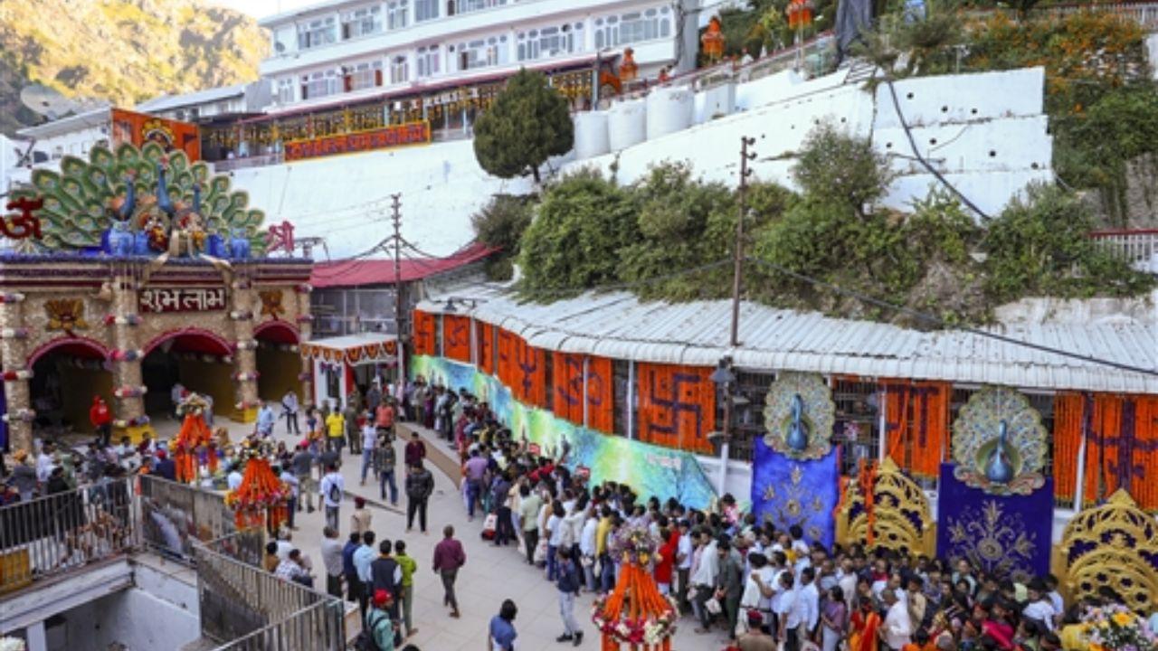 In Delhi, the Shri Adhya Katyayani Shaktipith Mandir in Chhatarpur witnessed a large crowd of devotees participating in a vibrant Aarti ceremony on the first day of Navaratri.